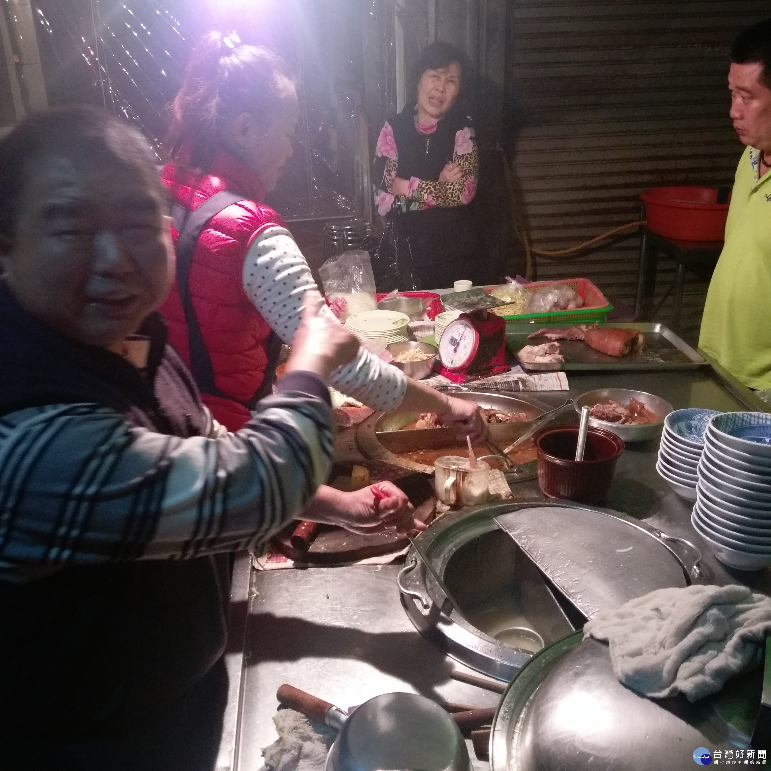 麵攤無名美味馳名　陸橋下的深夜食堂悄悄搬家了